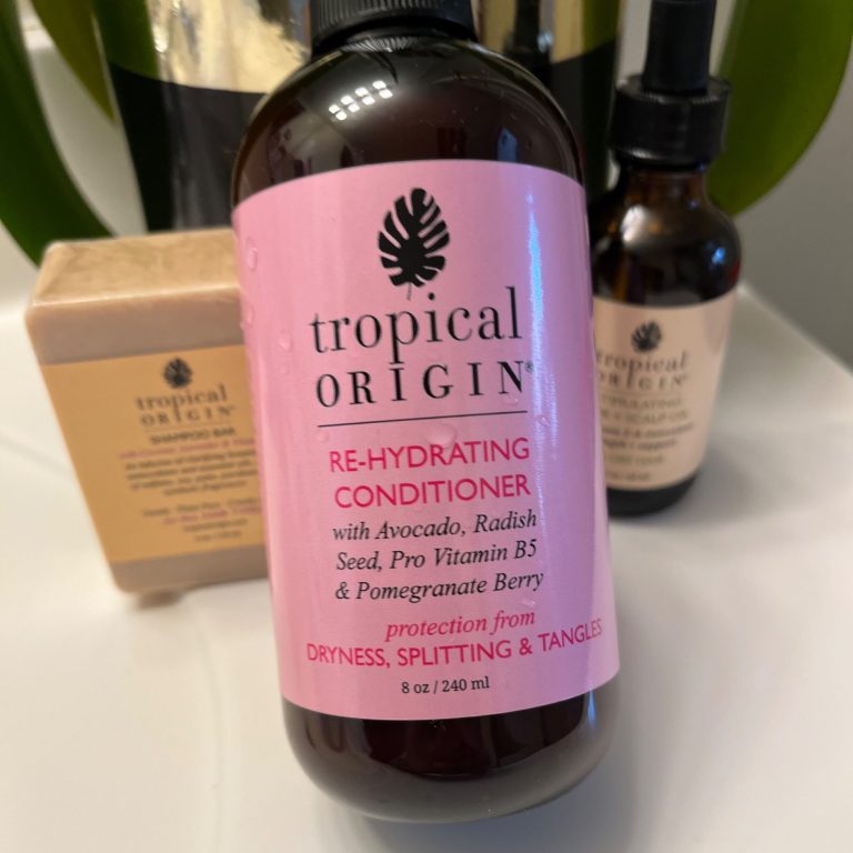 This rehydrating conditioner is packed with avocado, radish seed, Pro-Vitamin B5, and pomegranate berry to deeply hydrate and protect curls.